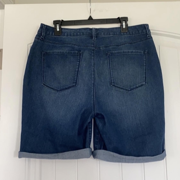 Slimming Effect jean shorts size 14ll - Picture 2 of 4